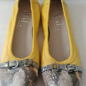  Attilio Giusti Leombruni Ballet Flats.
 Yellow